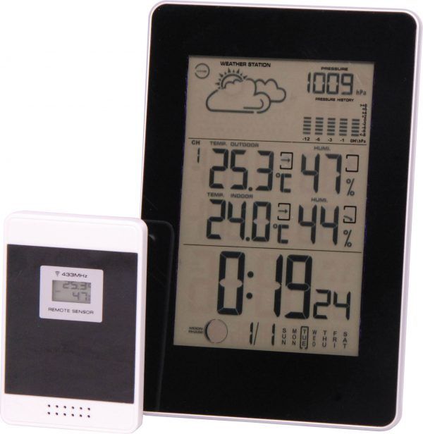 X7026 The weatherproof remote sensor may be located up to 100m from the indoor unit and displays both temperature, humidity and atmospheric pressure readings.